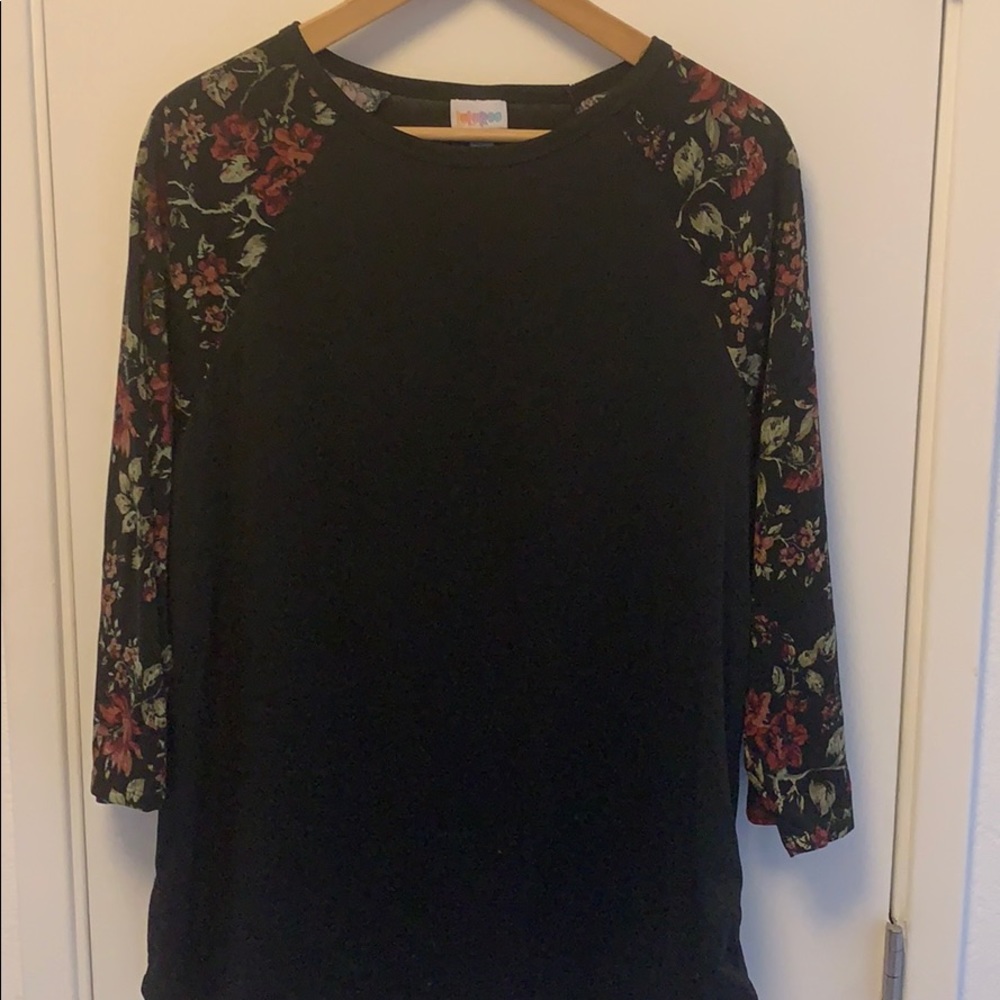 LuLaRoe raglan T-Shirt black rose sleeve